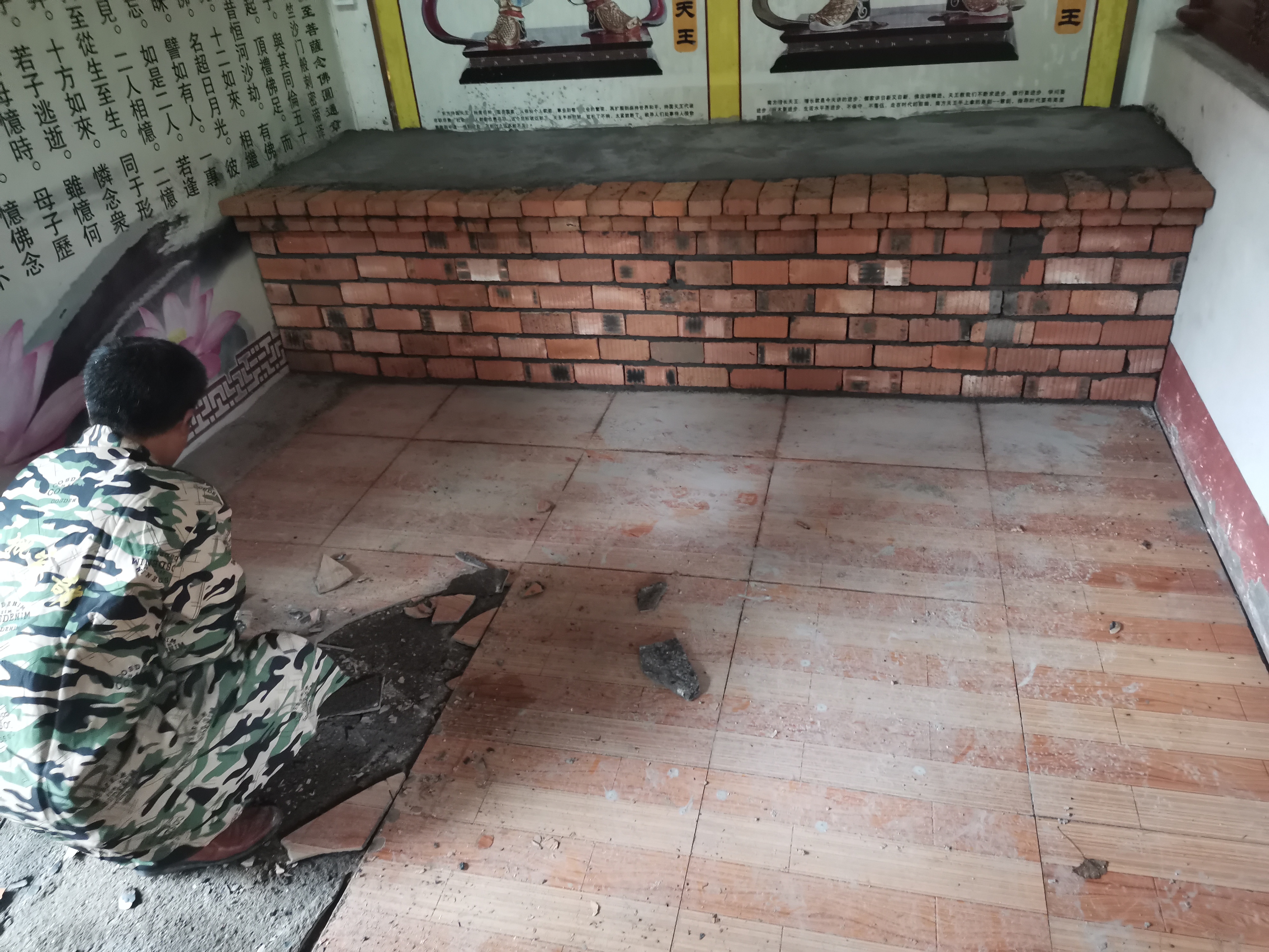 38000亿彩网天王殿铺设地砖及牌匾贴金